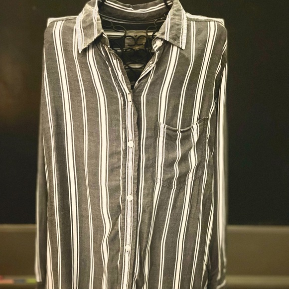 AE oversized button up xs. Excellent condition barely worn - Picture 1 of 4